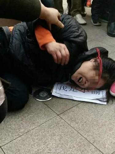 窃贼偷电动车被抓 胸前挂“我是小偷”示众