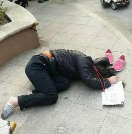 窃贼偷电动车被抓 胸前挂“我是小偷”示众