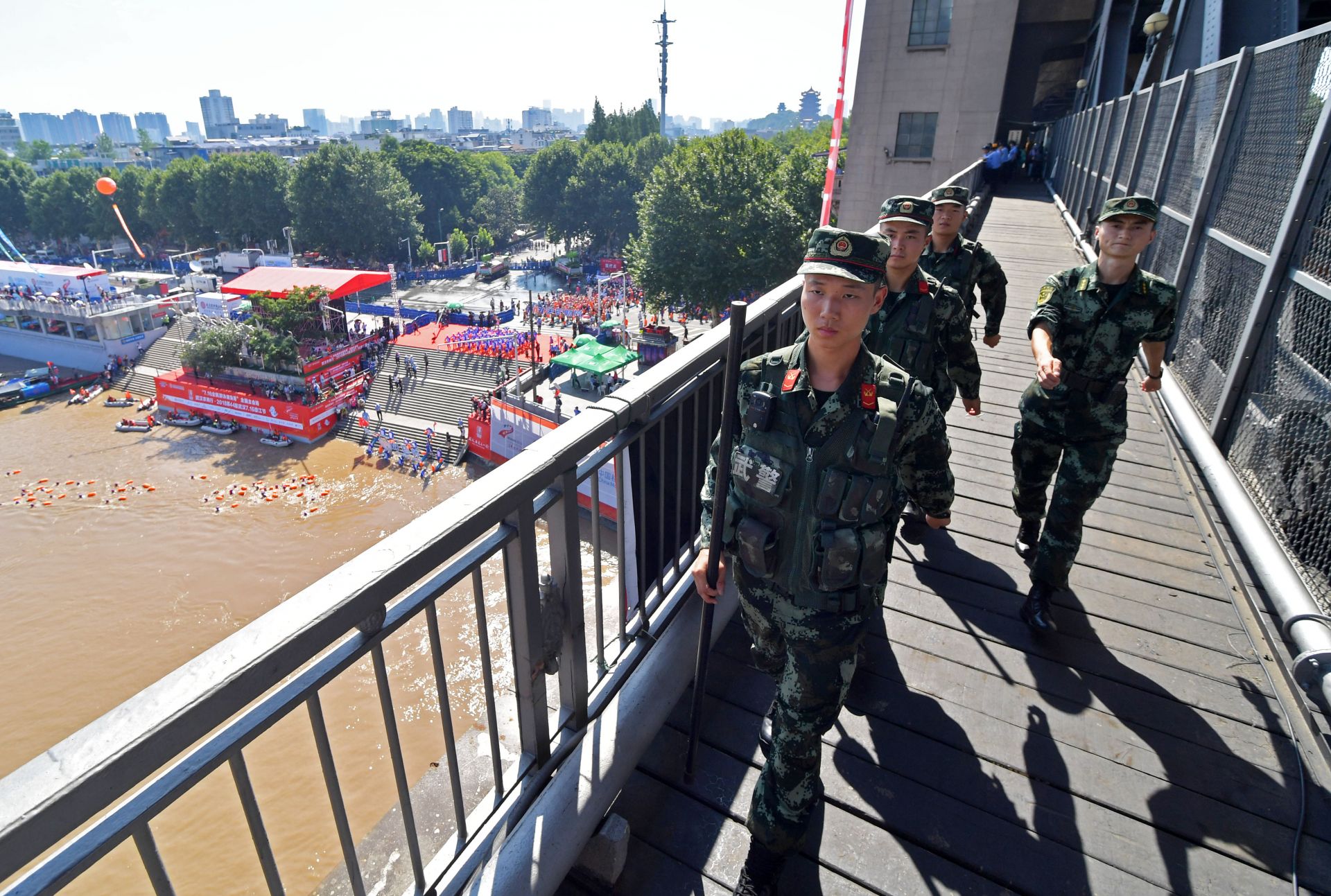 渡江节 他们与长江来了场狂欢