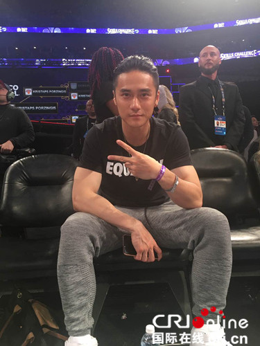 秒变霍比特人！ 蒋劲夫合影欧文等NBA球星