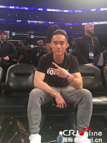 秒变霍比特人！ 蒋劲夫合影欧文等NBA球星