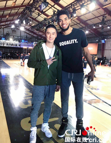 秒变霍比特人！ 蒋劲夫合影欧文等NBA球星