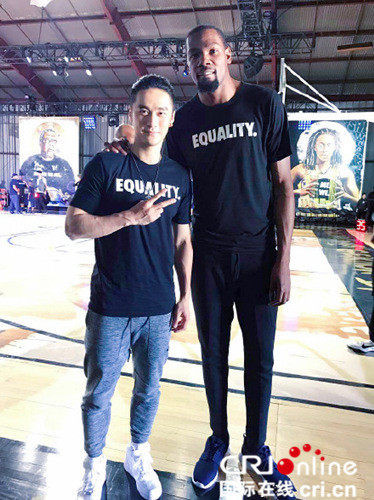 秒变霍比特人！ 蒋劲夫合影欧文等NBA球星