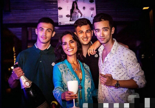 母子似姐弟的明星