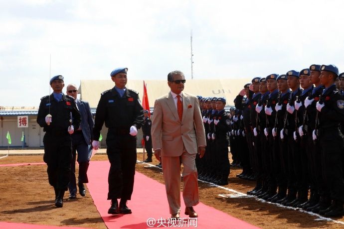 联合国授予中国第四支赴利比里亚维和警察防暴队和平勋章(组图)