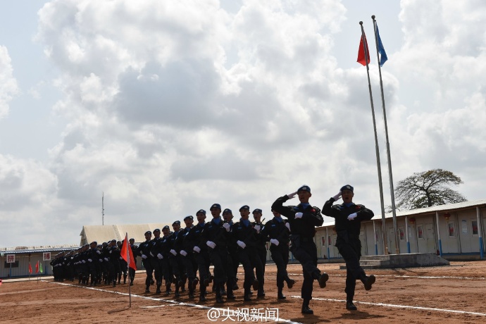 联合国授予中国第四支赴利比里亚维和警察防暴队和平勋章(组图)