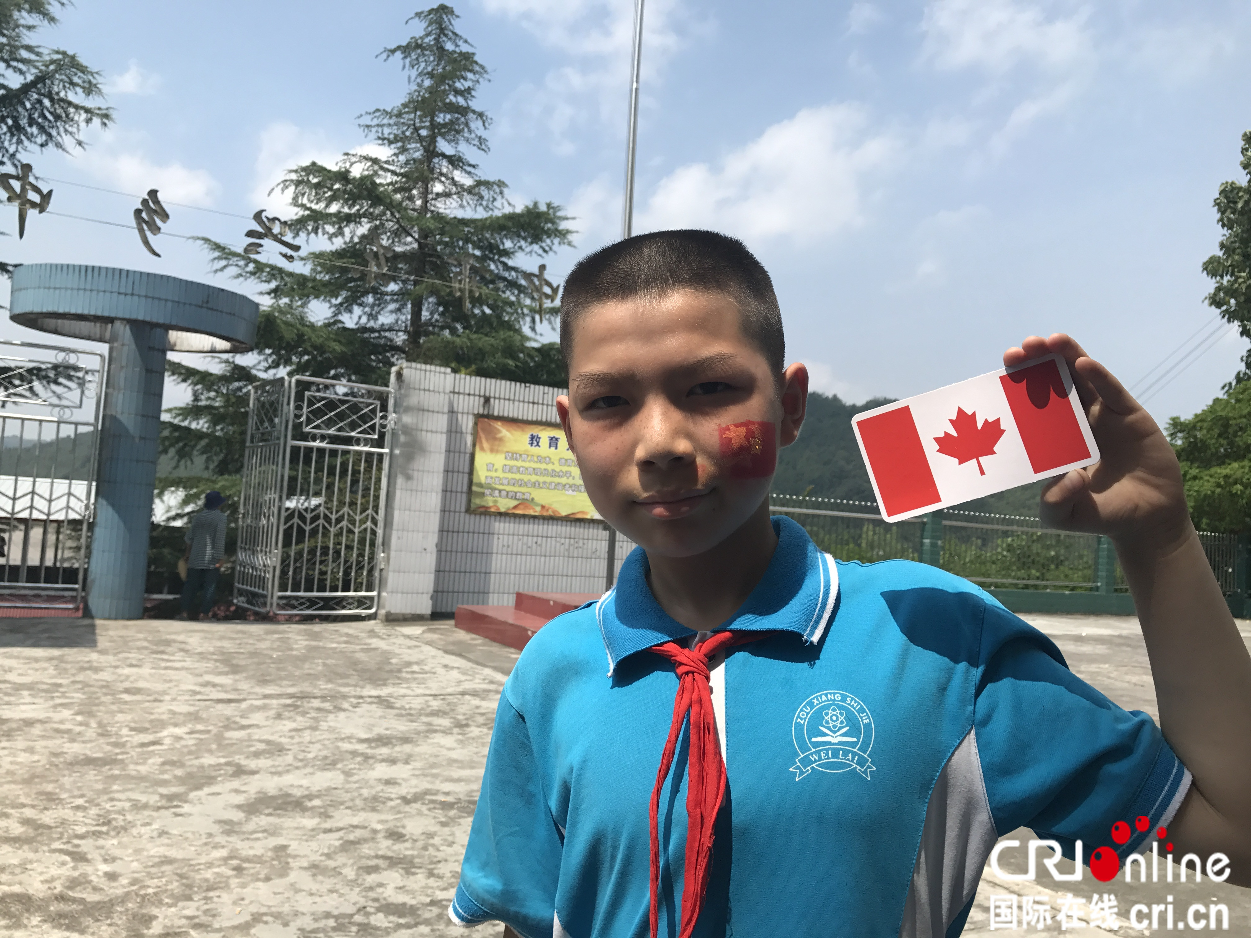 嘉年華活動上，東興學校的小朋友展示自己獲贈的加拿大國旗形狀的卡片，感謝加拿大華裔小夥伴兒們的這份愛心_fororder_微信圖片_20180718110956