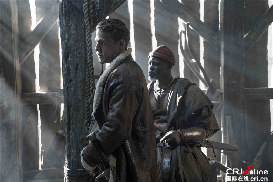 《亚瑟王》曝预告 盖·里奇玩转寓言魔幻传奇