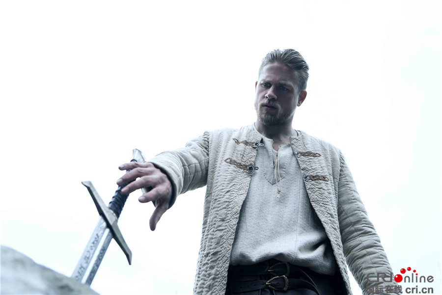 《亚瑟王》曝预告 盖·里奇玩转寓言魔幻传奇