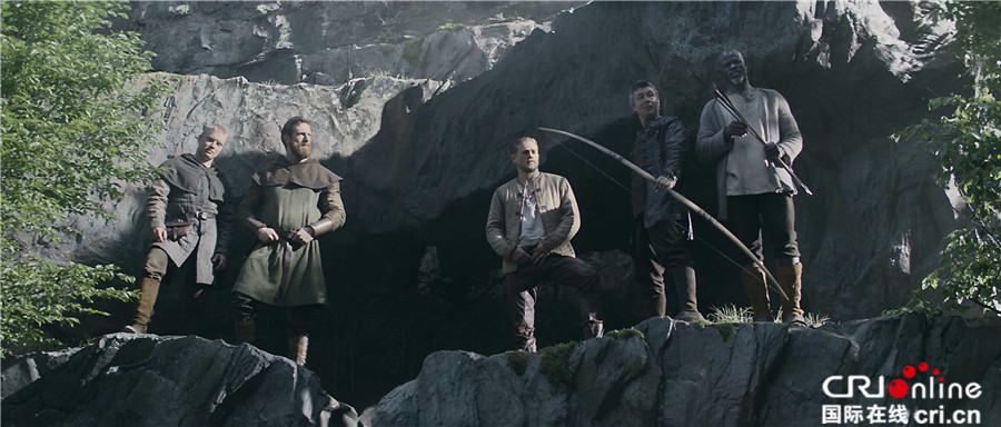 《亚瑟王》曝预告 盖·里奇玩转寓言魔幻传奇