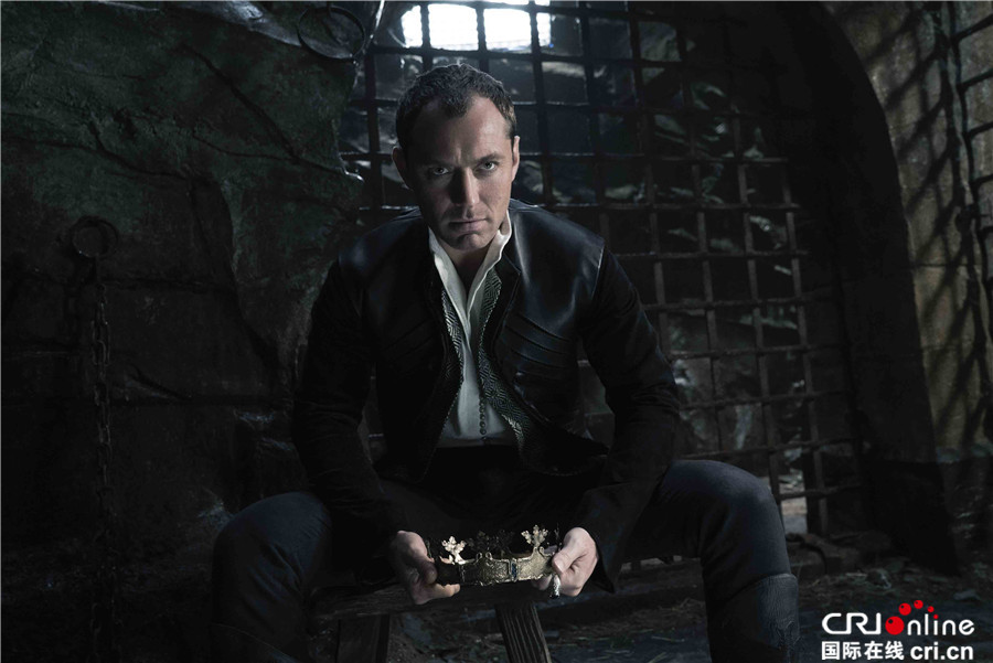 《亚瑟王》曝预告 盖·里奇玩转寓言魔幻传奇