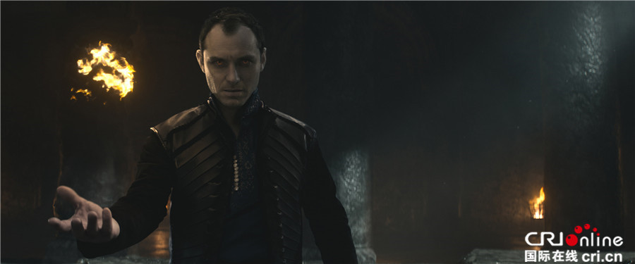 《亚瑟王》曝预告 盖·里奇玩转寓言魔幻传奇