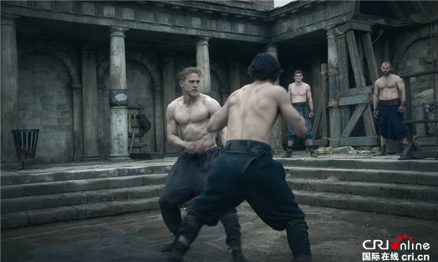 《亚瑟王》曝预告 盖·里奇玩转寓言魔幻传奇