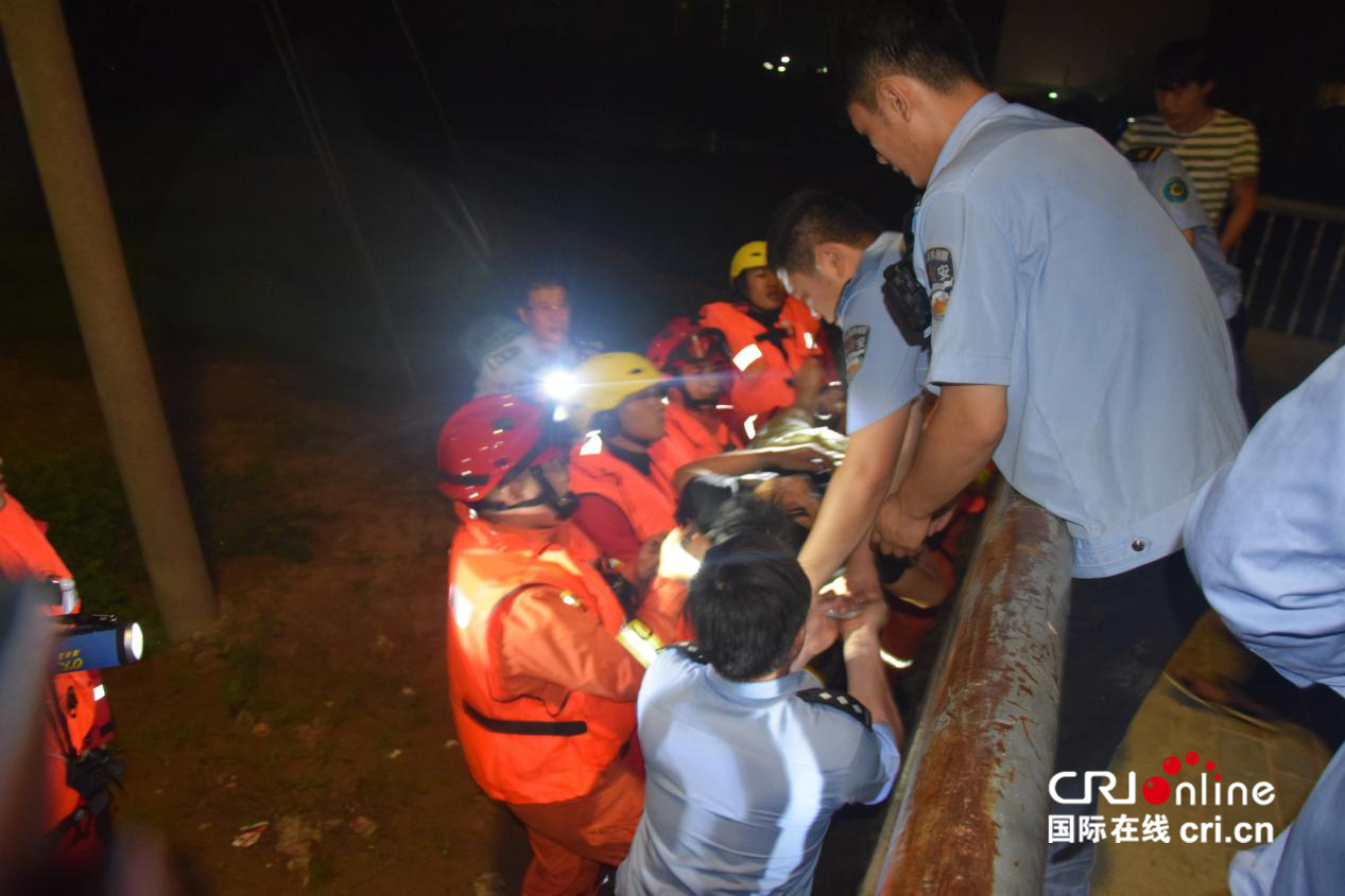 西咸新区沣西新城消防中队深夜出警救出落水者