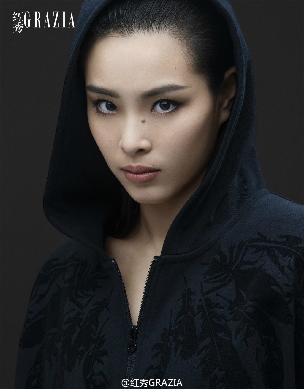 吴敏霞拍写真霸气满满 男友:有腹肌了不起?