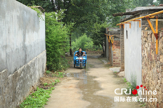 【河南在線-文字列表】河南郟縣：騎三輪車的駐村第一書記