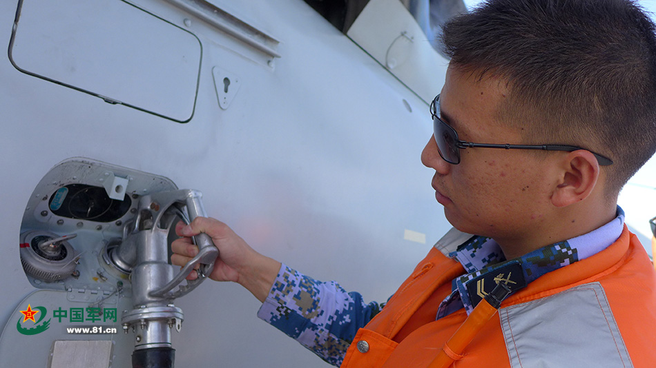 “铁蜻蜓”归舰 先“喝一壶”再做“保养” “铁蜻蜓”归舰 先“喝一壶”再做“保养”