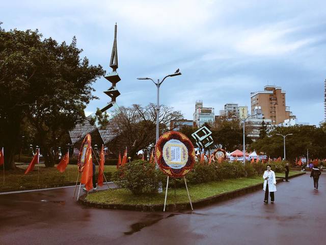 臺(tái)二二八公園被插滿五星旗 "臺(tái)獨(dú)"分子"氣屎了"