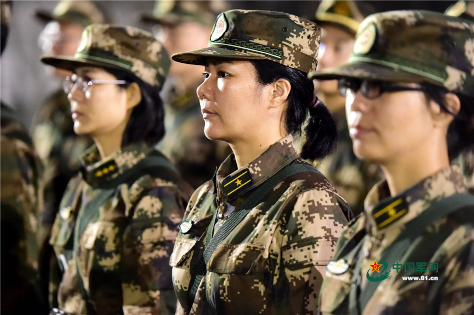 唯美夜空下 兵哥拉动精气神十足