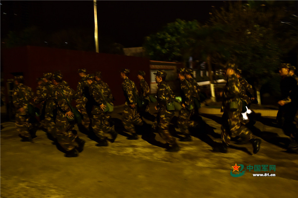 唯美夜空下 兵哥拉动精气神十足