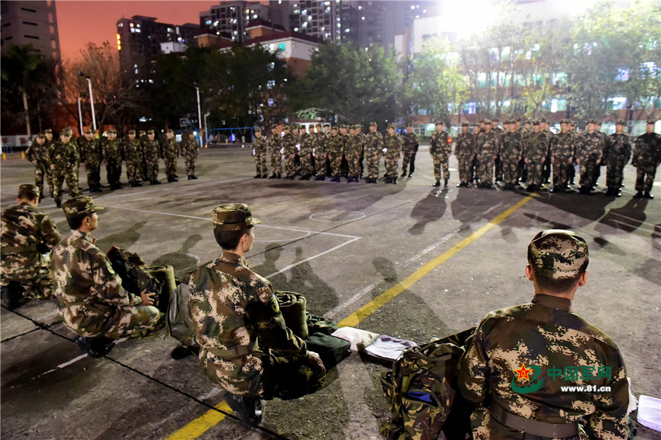 唯美夜空下 兵哥拉动精气神十足
