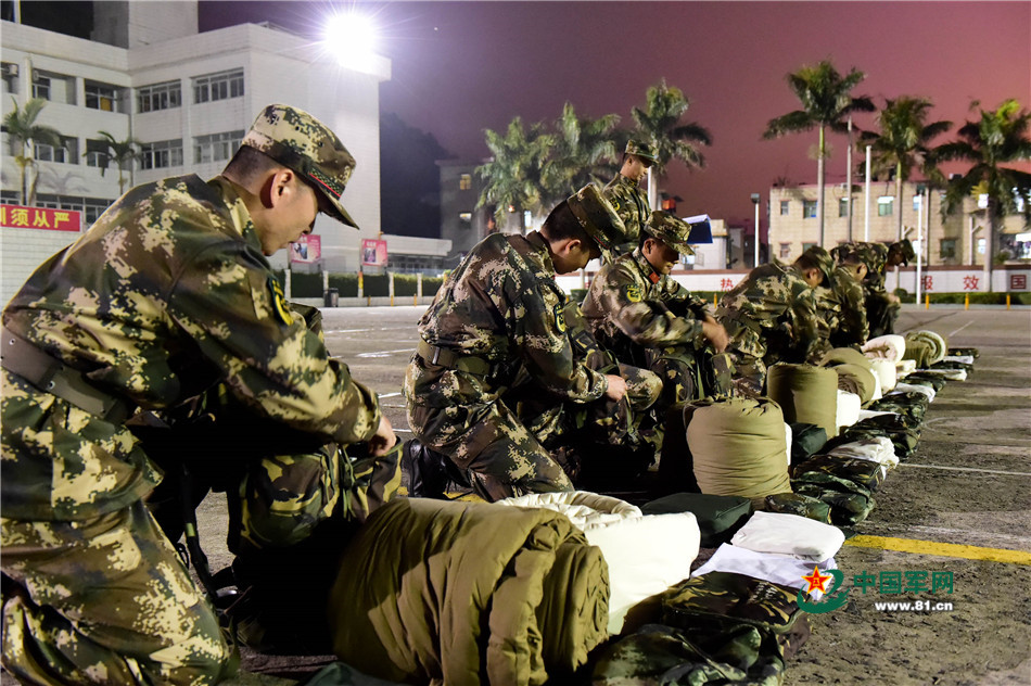 唯美夜空下 兵哥拉动精气神十足