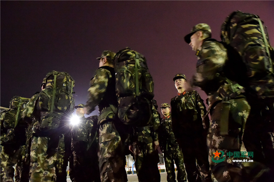 唯美夜空下 兵哥拉动精气神十足