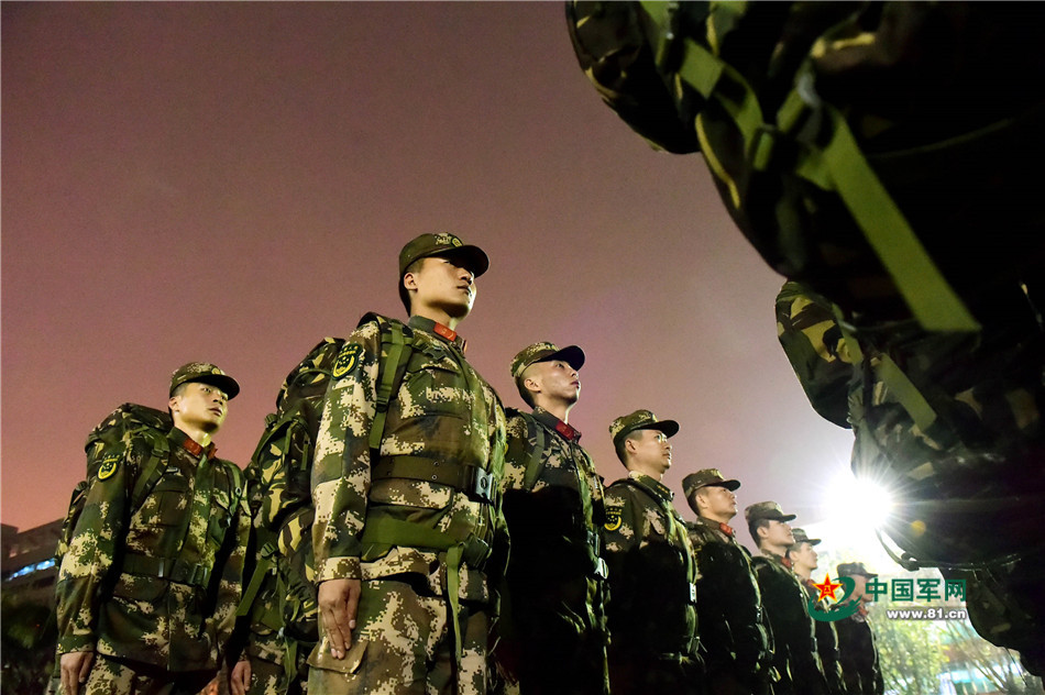 唯美夜空下 兵哥拉动精气神十足