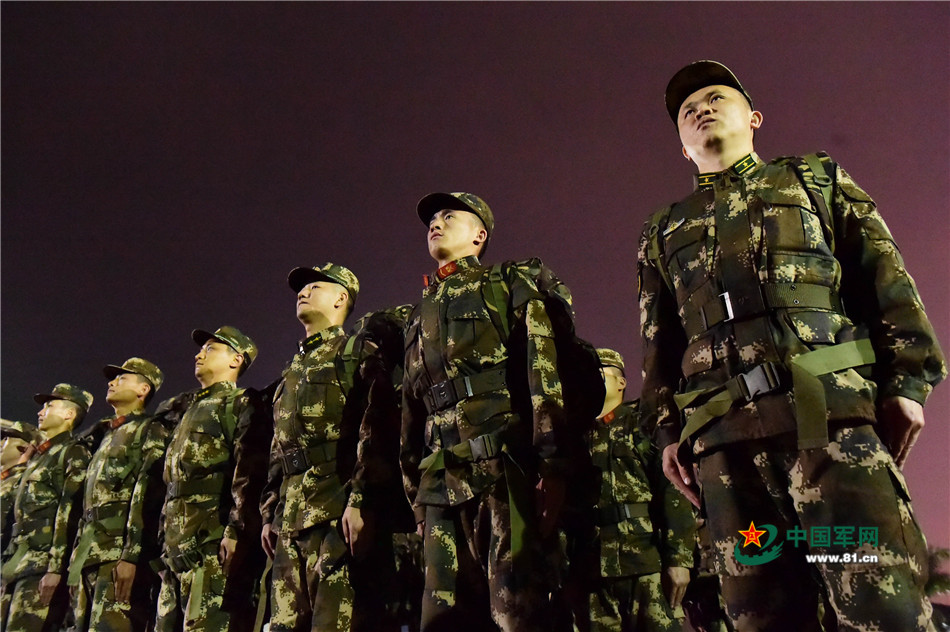 唯美夜空下 兵哥拉动精气神十足