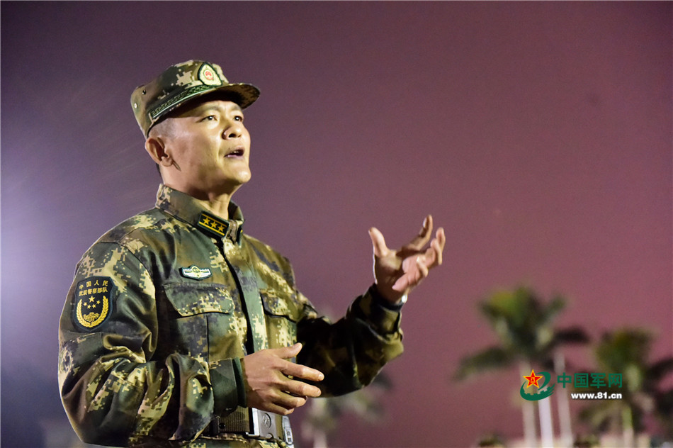 唯美夜空下 兵哥拉动精气神十足