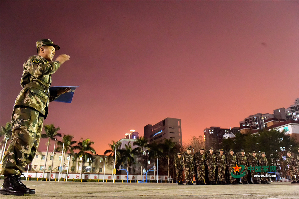 唯美夜空下 兵哥拉动精气神十足
