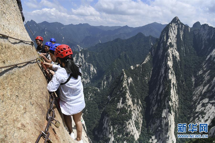 华山长空栈道：勇敢者峭壁上的旅游