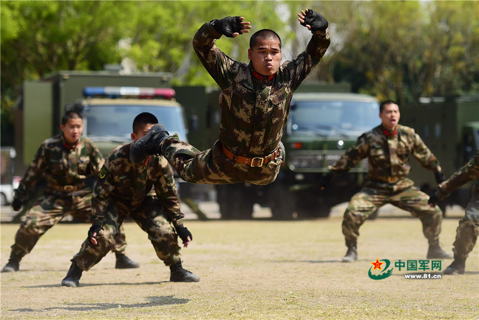 近距离围观武警特种格斗术 实用制敌是关键 近距离围观武警特种格斗术 实用制敌是关键