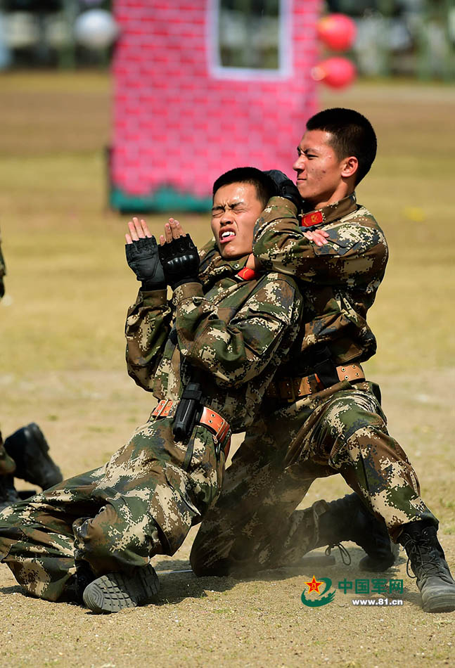 近距离围观武警特种格斗术 实用制敌是关键 近距离围观武警特种格斗术 实用制敌是关键