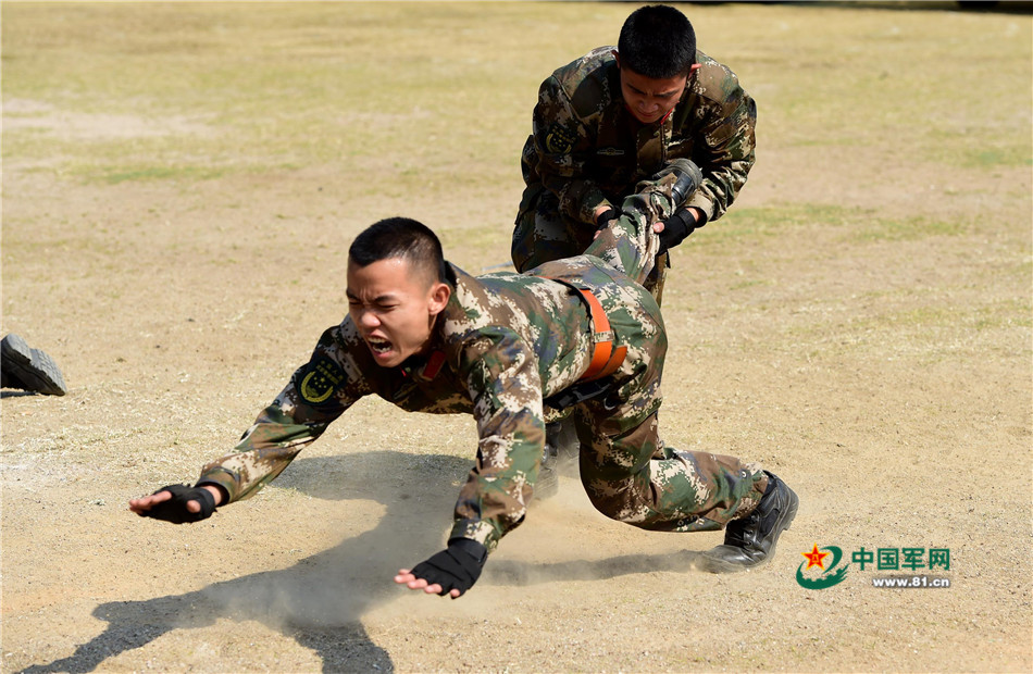 近距离围观武警特种格斗术 实用制敌是关键 近距离围观武警特种格斗术 实用制敌是关键