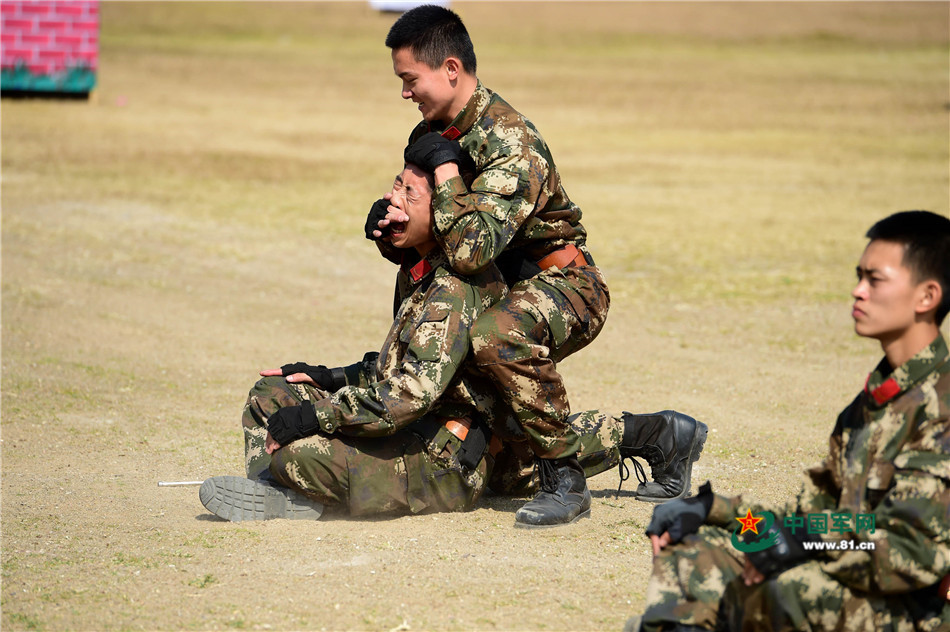 近距离围观武警特种格斗术 实用制敌是关键 近距离围观武警特种格斗术 实用制敌是关键