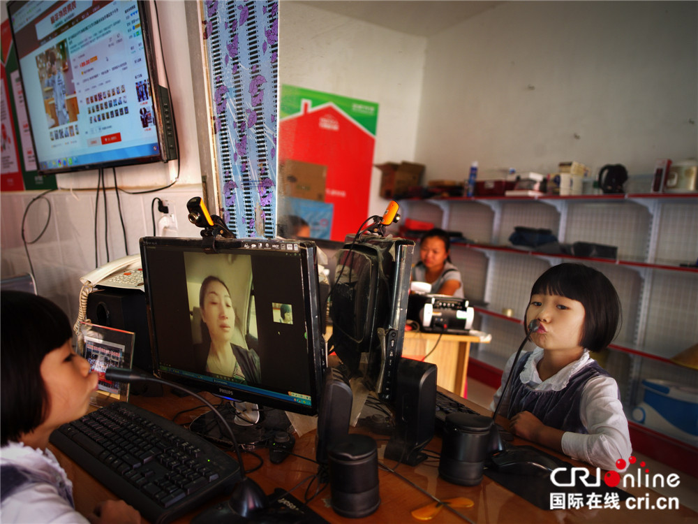 圖片默認標題_fororder_圖説：湖北嘉魚，界石村淘寶服務站為留守兒童免費提供親情對話服務