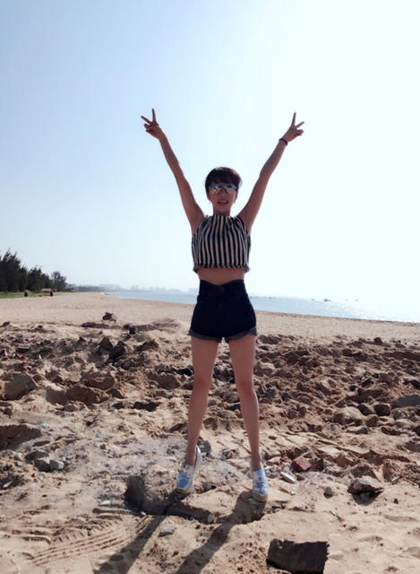 李念海边穿肚脐装放飞自我 大长腿实力抢镜