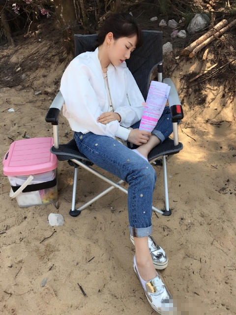 李念海边穿肚脐装放飞自我 大长腿实力抢镜