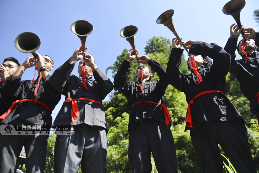 【已调整】龙胜瑶族同胞欢度“晒衣节” 吸引中外游客