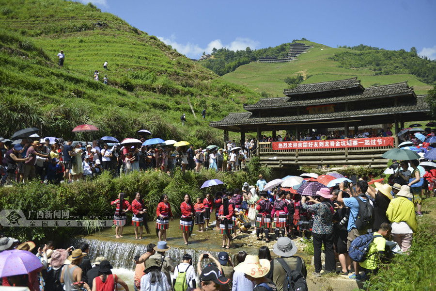 【已调整】龙胜瑶族同胞欢度“晒衣节” 吸引中外游客