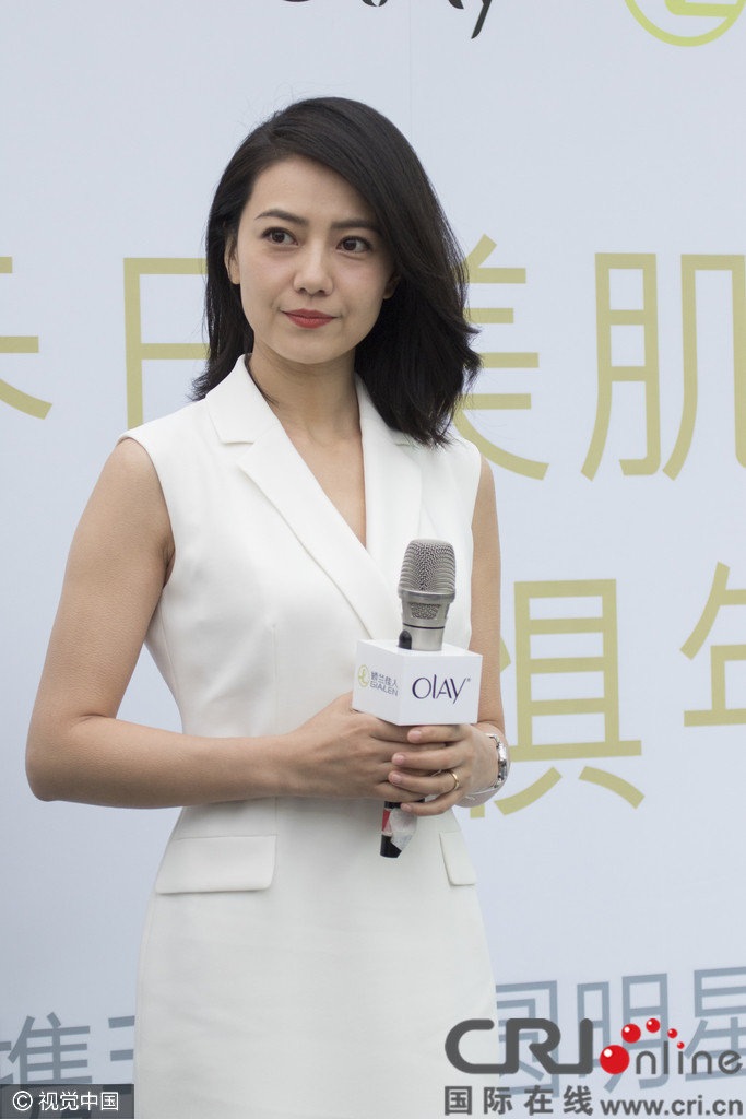 高圆圆束腰裙小腹平坦破怀孕谣言 法令纹深显老