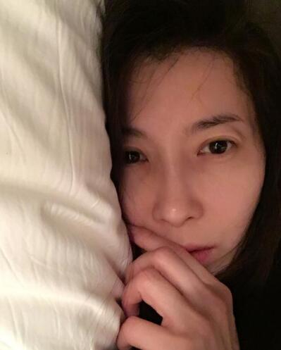 邵思涵曾点赞微博：枕边是只狼，上了别人的床