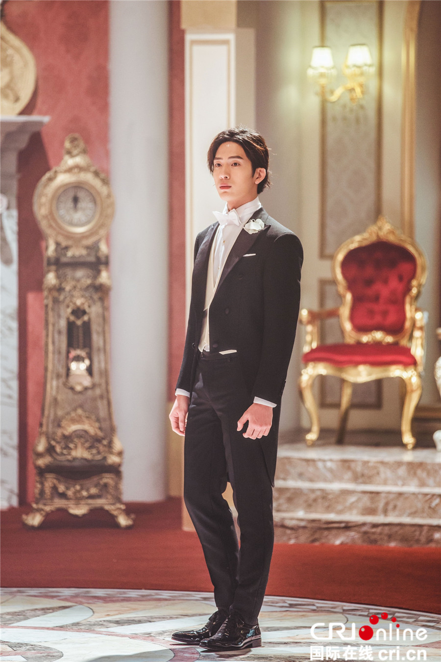 《美女与野兽》MV上线 井柏然诠释高贵典雅王子范