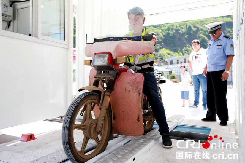 落实“放管服”六盘水交警移师乡镇审验摩托车