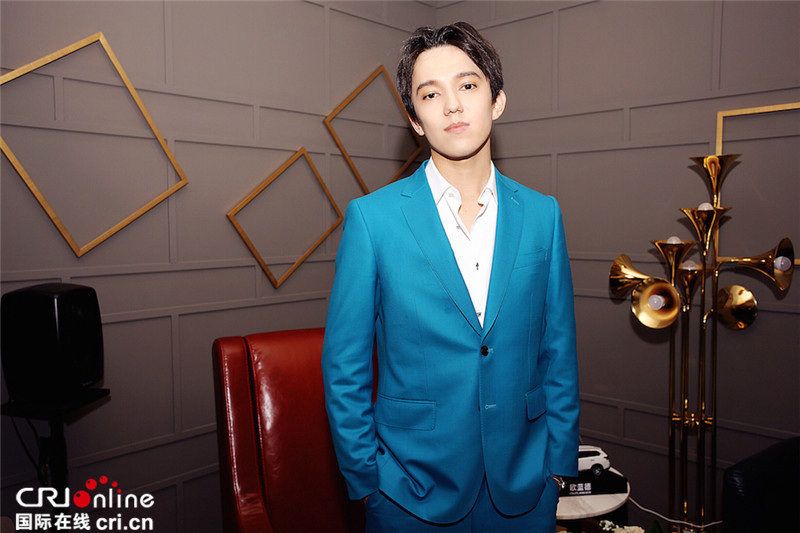 《歌手》迪玛希秒变绅士 湖蓝小西装帅到发光