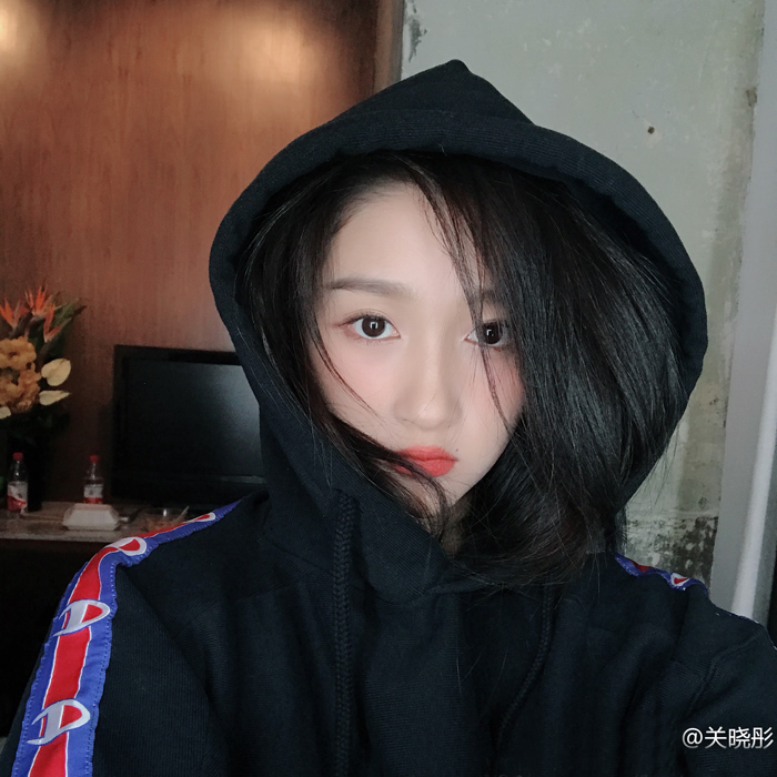 关晓彤平时晒出的自拍,双颊常常很红润(资料图)
