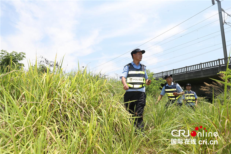 高温“烤验”下的武汉高铁民警（组图）