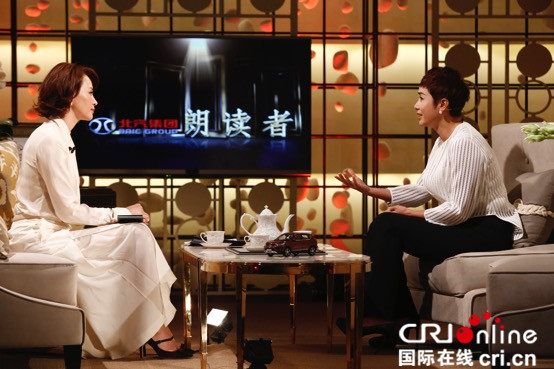 《朗读者》蒋雯丽分享与艾滋病患者“亲密”故事