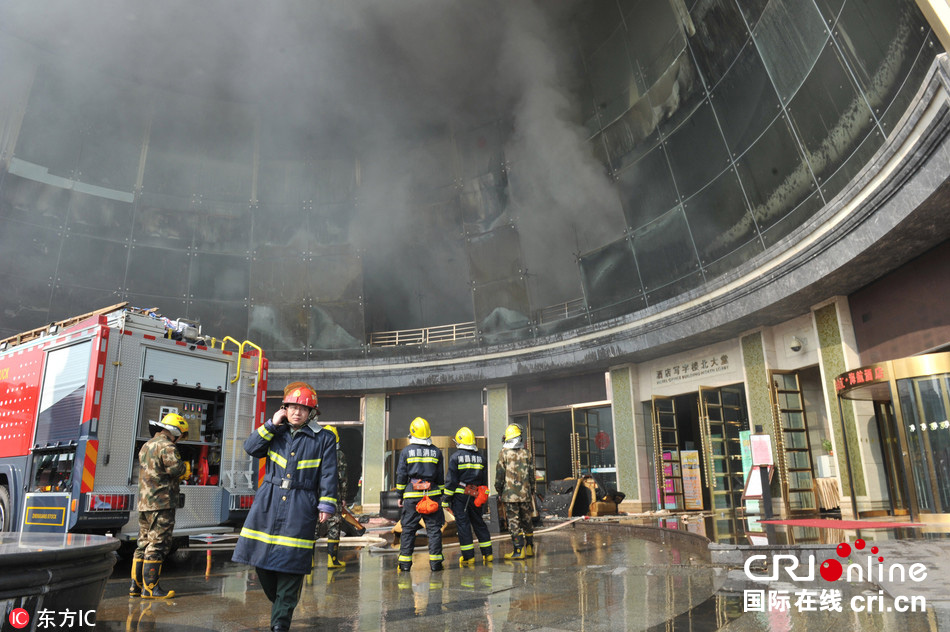 25日早上,南昌海航白金汇酒店二楼发生火灾,截至目前,共造成10人死亡